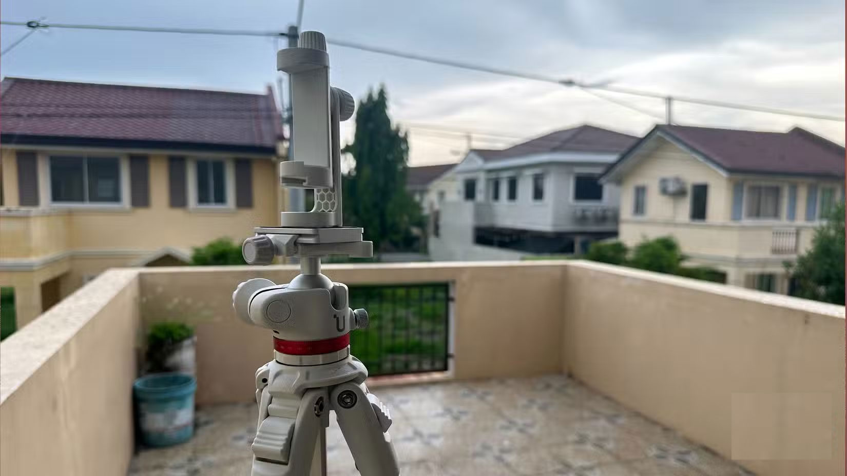 Tripod DSLR nhẹ có giá đỡ điện thoại thông minh