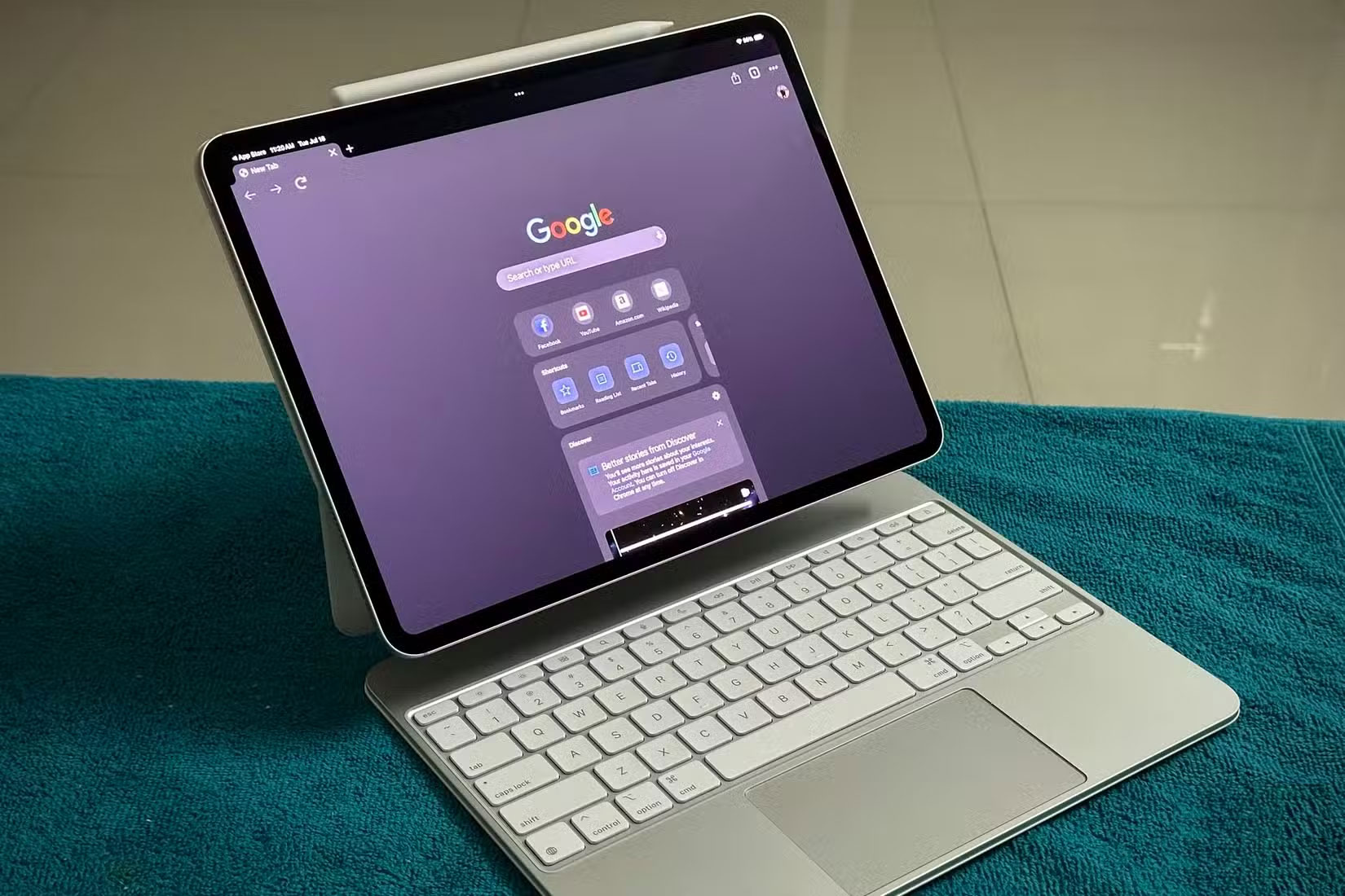 Google Chrome chạy trên iPad Pro được gắn vào Magic Keyboard